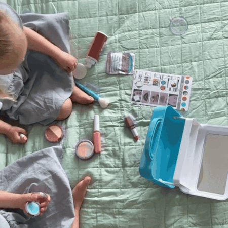 Pretend Makeup Artist Play Set – 16 Pieces